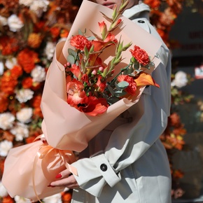 Букет "На закате дня" из гладиолусов, калл, гиперикума и диантусов в Красногорске