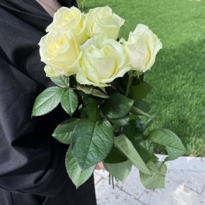 Букет из 5 белых роз (70 см) в Красногорске