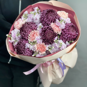 Букет "Софи" из хризантем Бигоуди, диантусов и ароматных маттиол в Красногорске