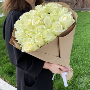 Букет из 25 белых роз в крафте (70 см) в Красногорске