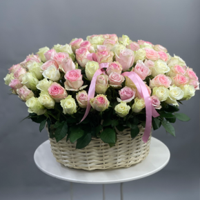 Композиция в корзине из 101 кенийской розы пастельный микс (40 см) в Красногорске