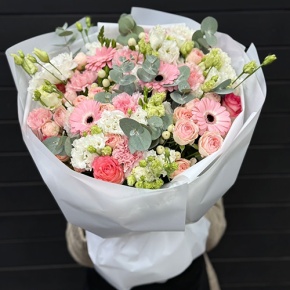 Букет "Ромео" из роз, эвкалипта, гербер, ароматных фрезий, озатамнуса, эустом и диантусов в Красногорске