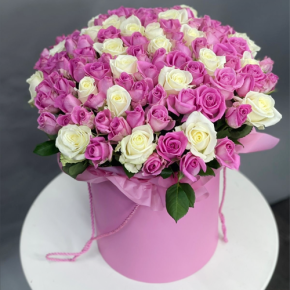 Композиция в шляпной коробке из 151 розы кения микс в Красногорске