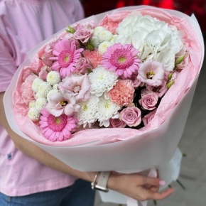 Букет "Розовые облака" из хризантемы, кустовых роз, диантусов, гортензии и эустом в Красногорске