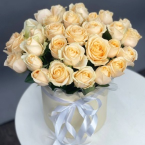 Композиция в шляпной коробке из 35 кремовых кенийских роз в Красногорске