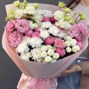 Букет "Задыхаюсь от нежности" из хризантемы, кустовых пионовидных роз, диантусов и эустом в Красногорске
