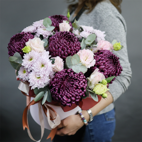 Композиция в шляпной коробке "Наденька" из хризантем Бигоуди, эустом и эвкалипта в Красногорске