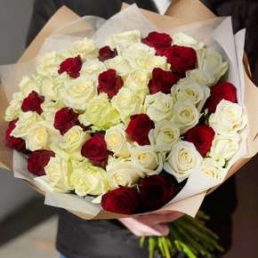 Букет 51 белая и красная роза (50 см) в Красногорске
