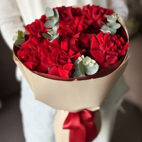Букет "Красная пантера" из 7 роз Эквадор и эвкалипта в Красногорске