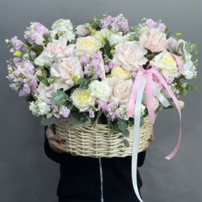 Композиция в корзине из роз Эквадор и ароматных маттиол в Красногорске