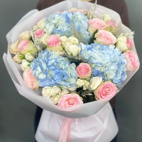 Букет "Легкий ветерок" из роз, конифера и гортензий в Красногорске