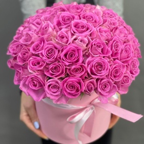 Композиция в шляпной коробке из 71 кенийской розы в Красногорске