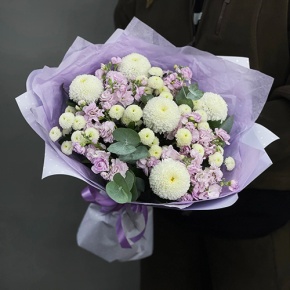 Букет "Ванила" из хризантем сантини, Момоко, эвкалипта и ароматных маттиол в Красногорске