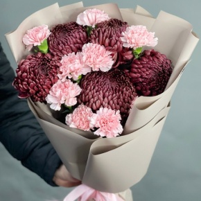 Букет из хризантем Бигоуди и розовых диантусов в Красногорске