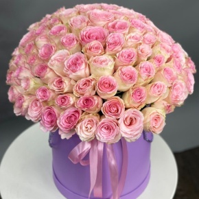 Композиция в шляпной коробке из 151 розы кения в Красногорске