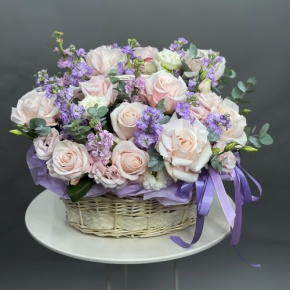 Композиция в корзине из французских роз и ароматных маттиол в Красногорске