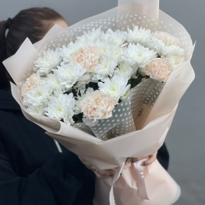 Букет из хризантем и диантусов пудра в Красногорске