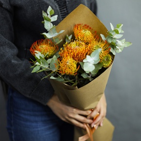 Букет "Гости из будущего" из 5 лейко и эвкалипта в Красногорске