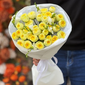 Букет "Всё решено" из лимонных пионовидных кустовых роз и ароматных фрезий в Красногорске