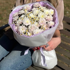 Букет "Нежный взгляд" из кустовых хризантем и ромашек в Красногорске