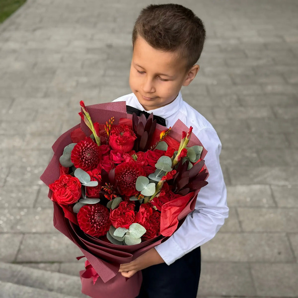 Букет с георгинами, розами и леукадендроном в Красногорске