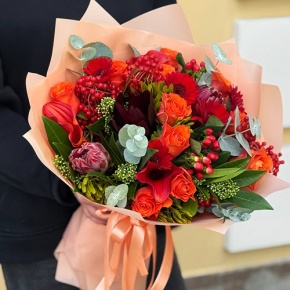Букет "Красный закат" из калл, роз, калины, скиммии, гиперикума, сафари, гербер и капса в Красногорске