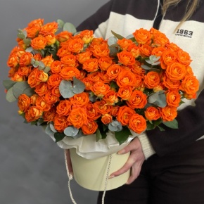 Композиция в шляпной коробке "Закат" из кустовых роз и эвкалипта в Красногорске