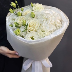 Букет "Нега" из Голландской гортензии, роз и эустом в Красногорске