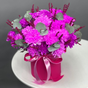 Композиция в шляпной коробке "Магия розового" из хризантем и лаванды в Красногорске