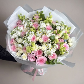 Букет "Ульяна" из роз, ароматных маттиол, ромашек, эустом и оксипеталума в Красногорске