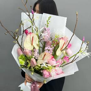 Авторский букет с антуриумами, ранункулюсами и цветущими ветками магнолии в Красногорске