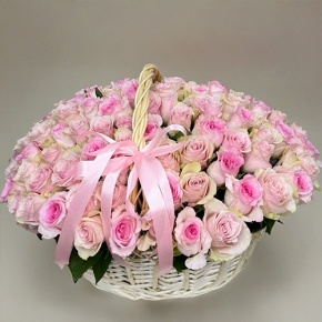 Композиция в корзине из 101 кенийской розы нежный микс (40 см) в Красногорске