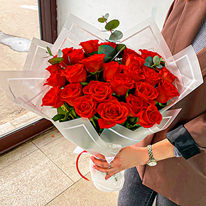 Букет из 25 красных роз с эвкалиптом в Красногорске