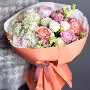 Букет "Мармеладка" из ранункулюсов, гортензии, эустомы и пионовидных роз в Красногорске