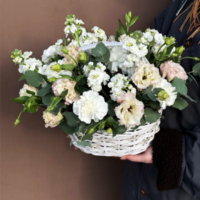 Композиция в корзине "Фея" из маттиол, диантусов, эустом и эвкалипта в Красногорске