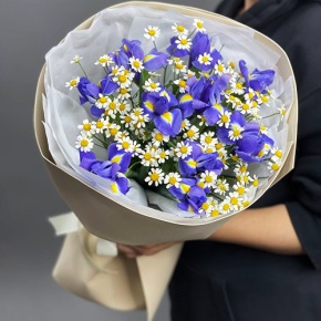 Букет из ирисов и ромашек в Красногорске