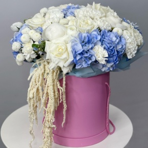 Композиция в шляпной коробке "Красотка" из пионов, гортензий, ранункулюсов, роз Эквадор, оксипеталума, диантусов и хризантем Ньютон  в Красногорске