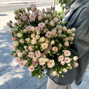 Букет из 31 кустовой розы микс (70 см) в Красногорске