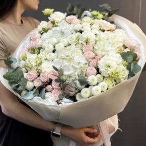 Букет "Пастелла" из кустовых пионовидных роз, Голландской Гортензии, эустомы, хризантемы Ньютон и эвкалипта в Красногорске