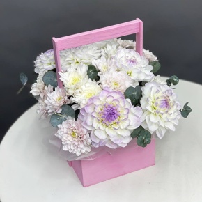 Композиция в ящике из георгин и хризантем в Красногорске