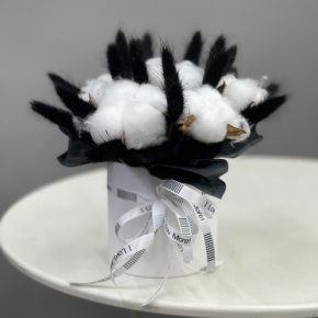 Композиция в шляпной коробке мини "Чикатуха" из хлопка и лагуруса в Красногорске