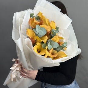 Букет из 17 оранжевых калл с эвкалиптом в Красногорске