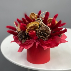 Композиция в шляпной коробке "Глинтвейн" из шишек, корицы и лагуруса в Красногорске