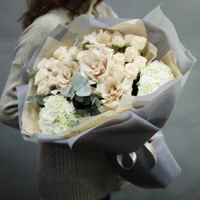 Букет "Вайб" из роз Эквадор Квиксенд, гортензии и кустовых роз в Красногорске