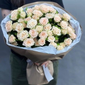 Нежный букет из 17 кремовых кустовых роз (60 см) в Красногорске