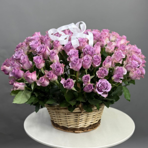 Композиция в корзине из 131 кенийской розы (40 см) в Красногорске