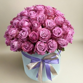 Композиция в шляпной коробке из 51 розы Меритим в Красногорске