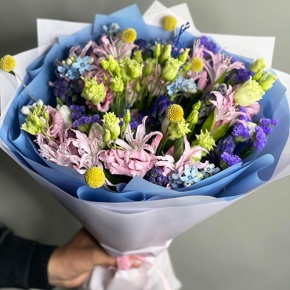Букет "Загадка вечности" из гиацинтов, нерине, тюльпанов и оксипеталума в Красногорске