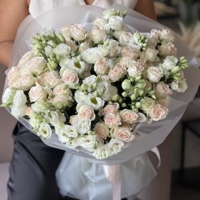 Букет "Пассаж" из эустом и кустовых роз в Красногорске