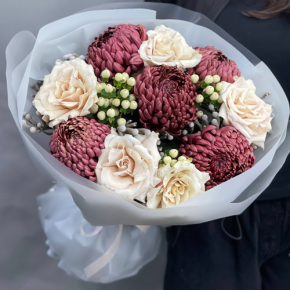 Букет "Всё что тебе касается" из хризантем Бигоуди, роз Эквадор Квиксенд и гиперикума в Красногорске